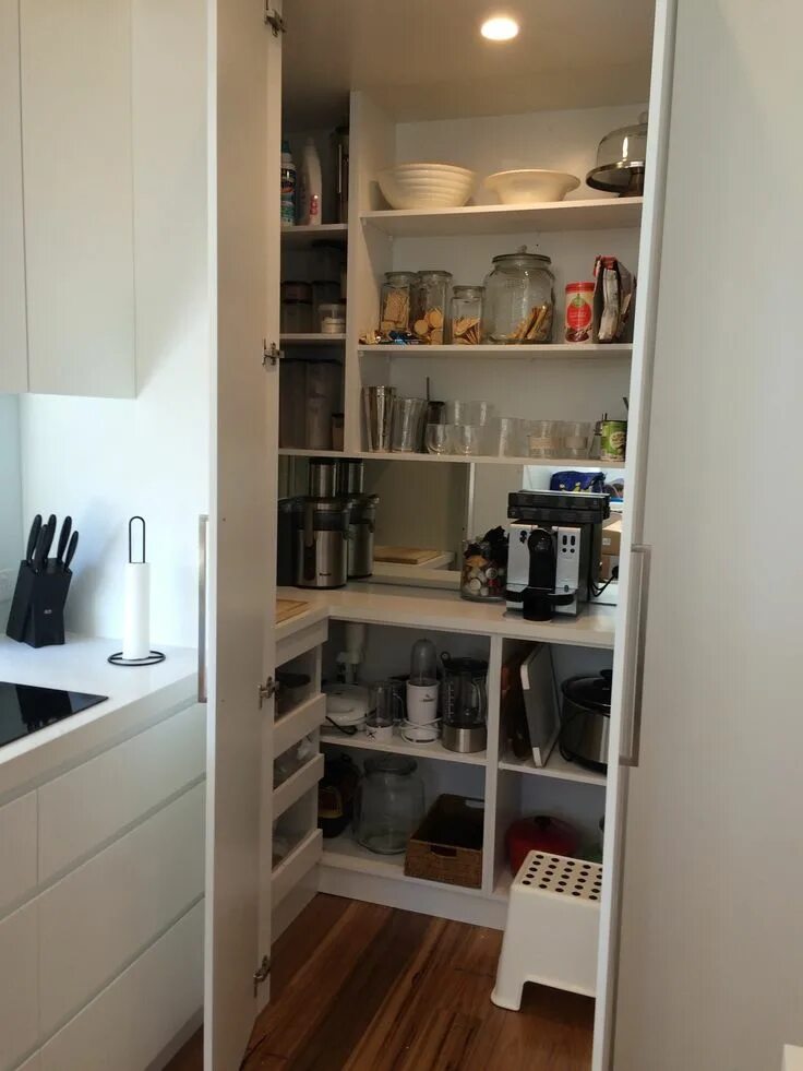 Кладовка в кухне в квартире планировка Pin on Maroubra Semi Renovation 2014 Kitchen pantry design, Pantry design, Corne