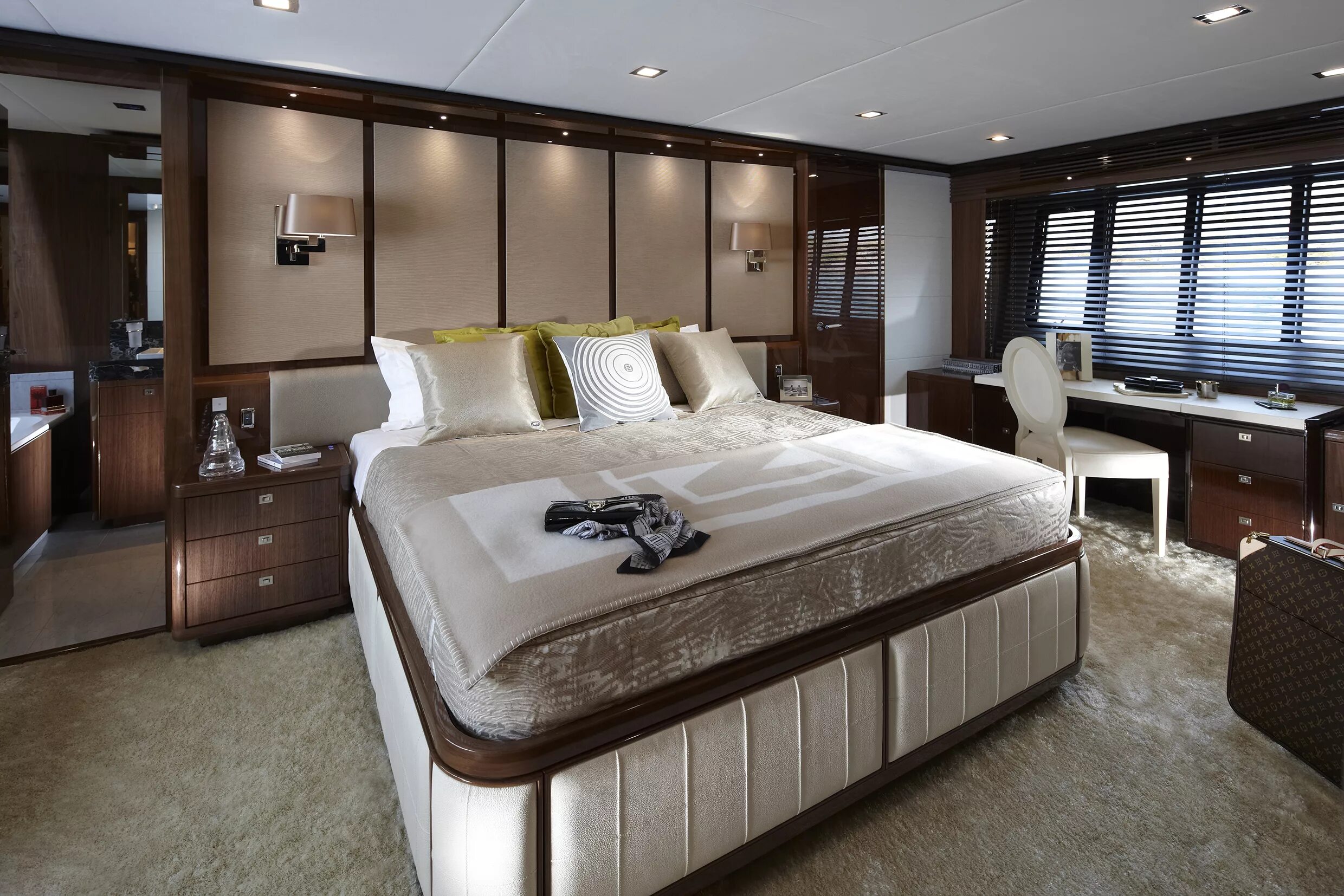 Класс люкс фото Princess Yachts UK build a luxury motor yacht range. CHARTERWORLD Luxury Yachts 