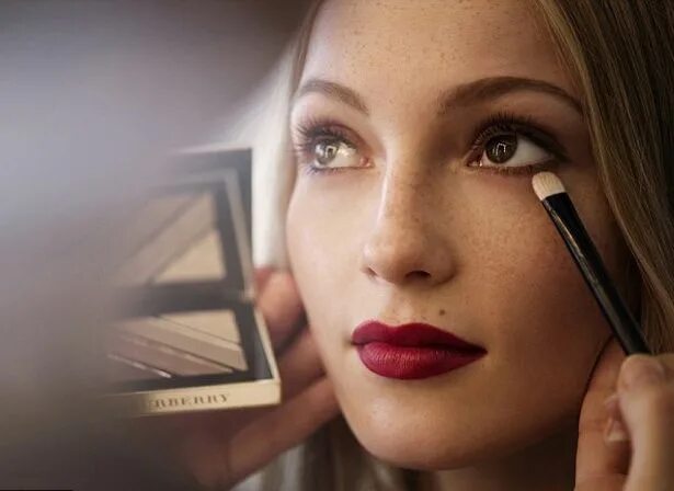 Класс макияж Легкий макияж на Новый год 2016 от Burberry: видеоурок Burberry beauty, Beauty, 