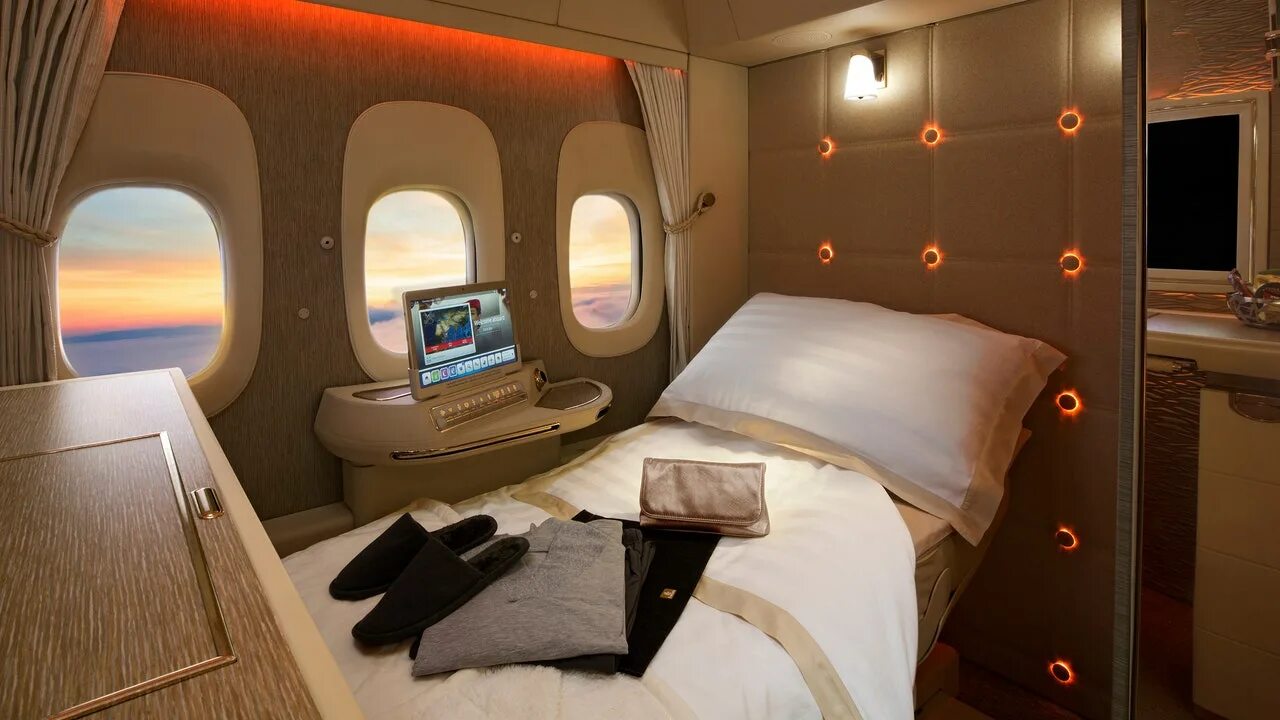 Класс самолета фото Inside Emirates' Glamorous New First-Class Suites Condé Nast Traveler