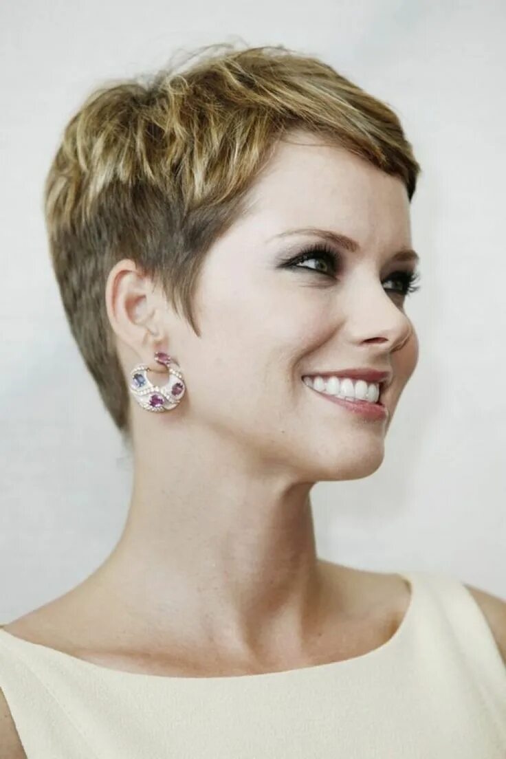 Классическая короткая стрижка Coiffures pour femmes 40 ans : Meilleurs 100 coiffures élégantes Short hairstyle