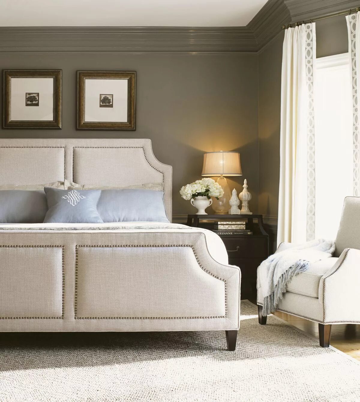 Классическая кровать в современном интерьере Kensington Place Chadwick Upholstered Bed 6/6 King King upholstered bed, Bedroom