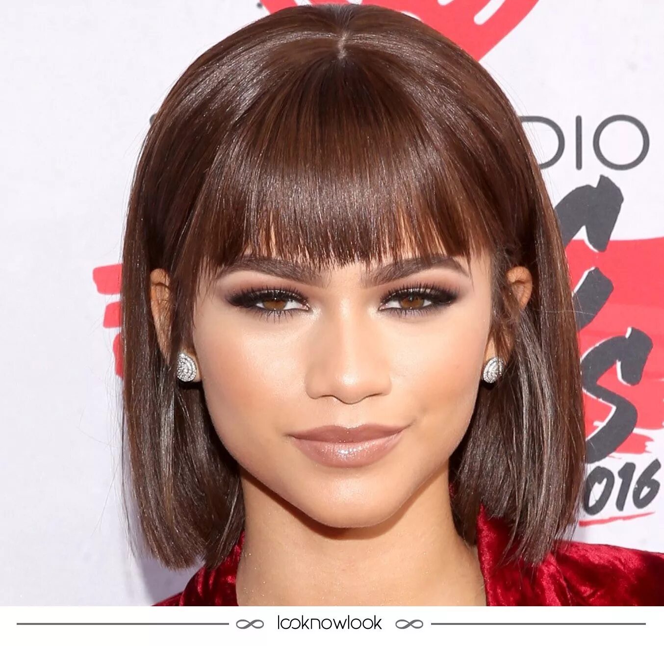 Классические челки фото Zendaya no iHeartRadio Music Awards. #maquiagem #beleza #beauty #makeup #zendaya