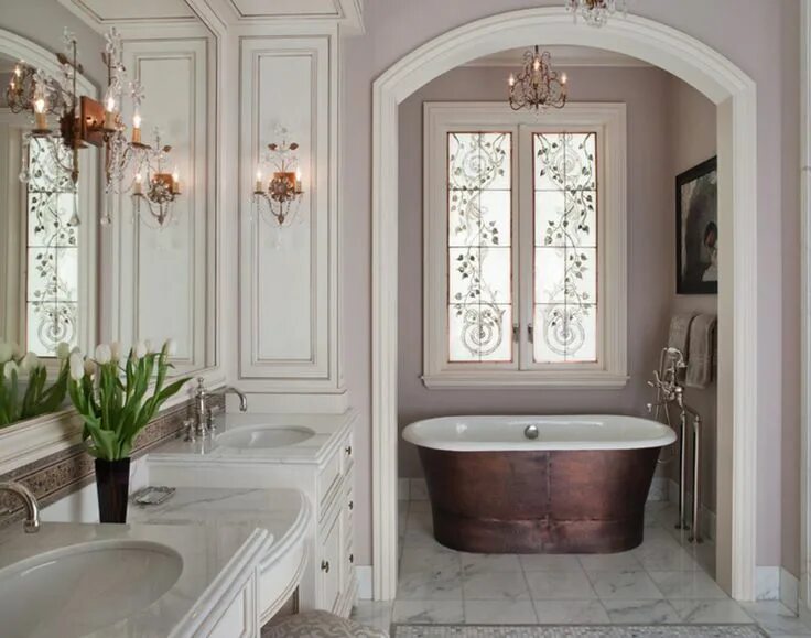 Классические ванные комнаты фото дизайн 20 Gorgeous Bathroom Crystal Chandeliers Home Design Lover Diseños de sala de ba