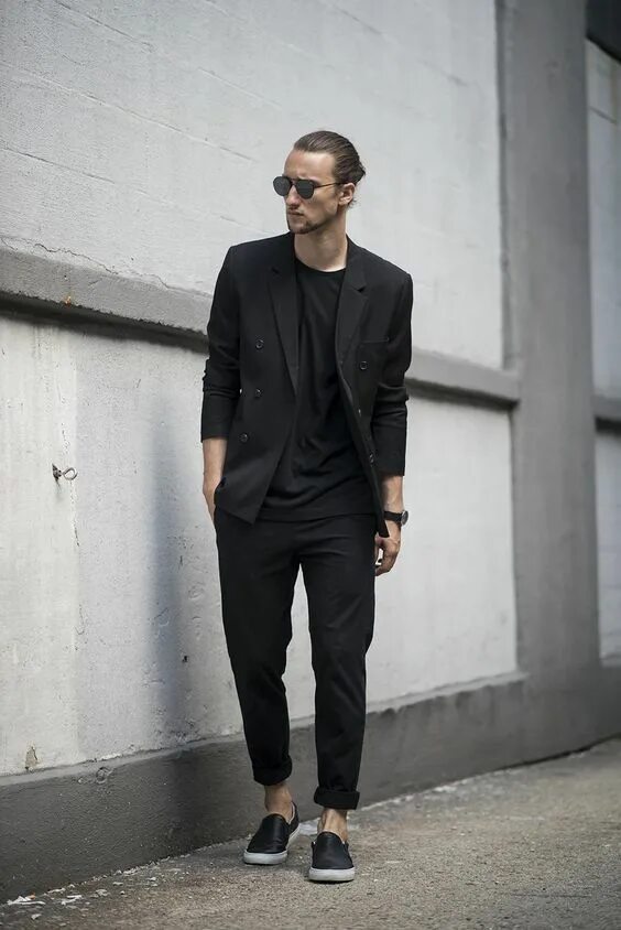 Классический черный мужской стиль Men's Black Double Breasted Blazer, Black Crew-neck T-shirt, Black Chinos, Black