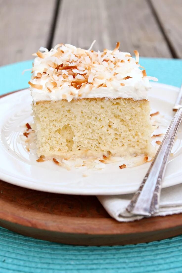 Классический рецепт торта три молока фото Coconut Tres Leches Cake Recipe Tres leches cake, Cake, How sweet eats