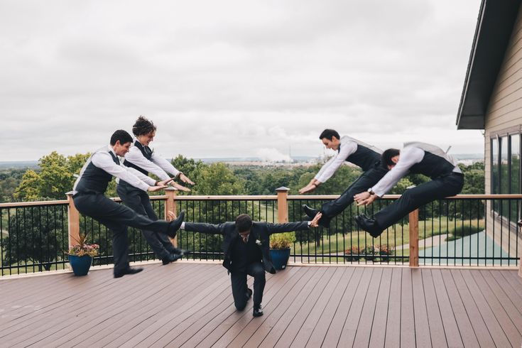 Классные идеи для фото PsBattle: Groomsmen helping the groom have an awesome picture on his wedding day