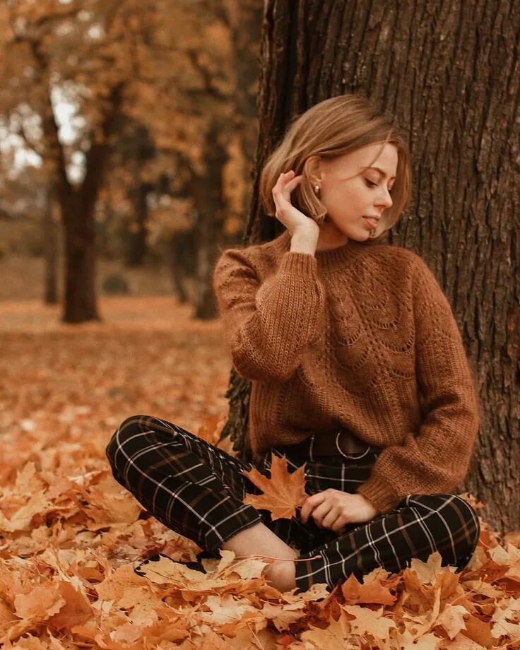 Классные идеи для фото осенью Anna Parkkisenniemi on Instagram: "This little forest wins me over every autumn 