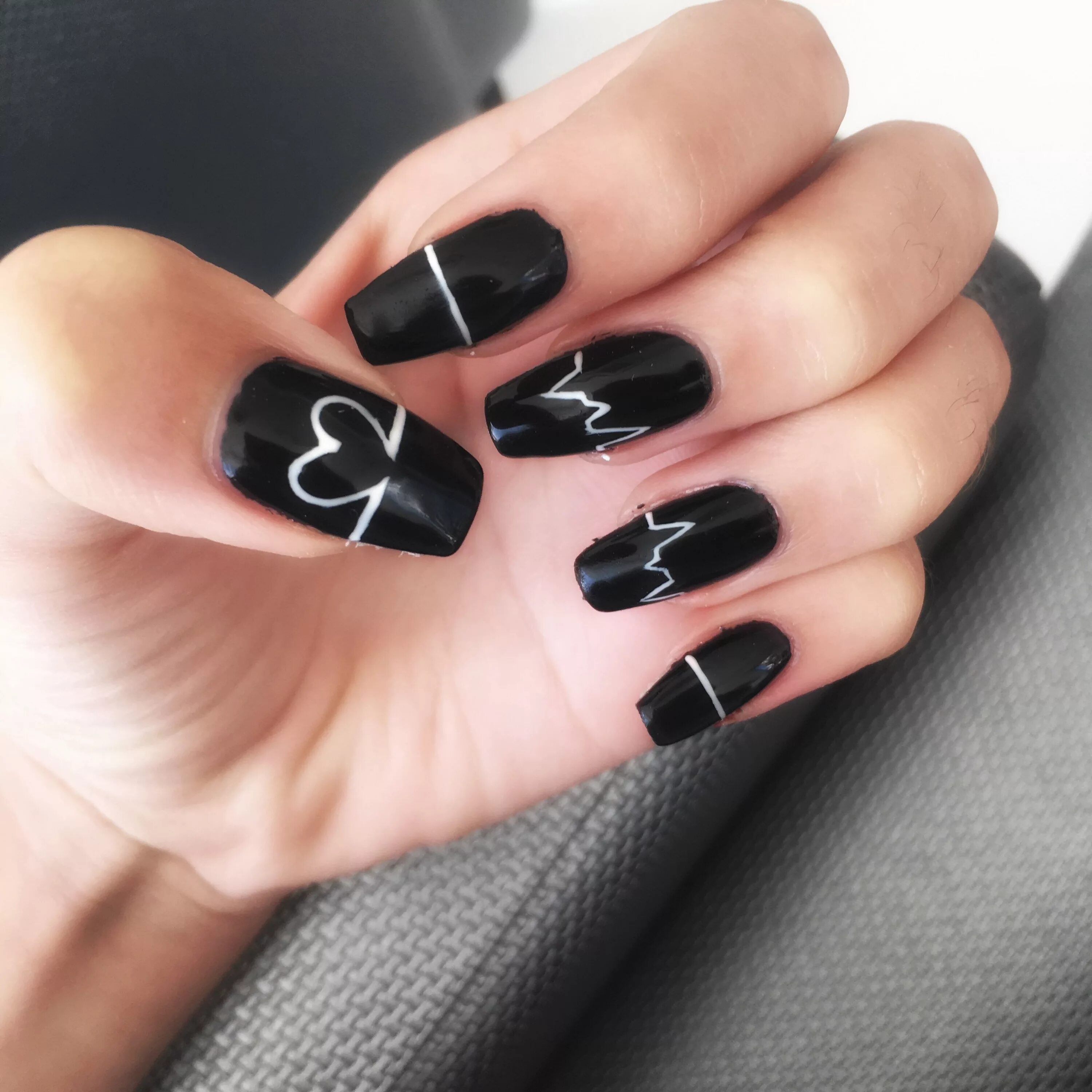 Классный черный маникюр #unhas #coração #batimentos Black nail designs, Black nails with glitter, Super 