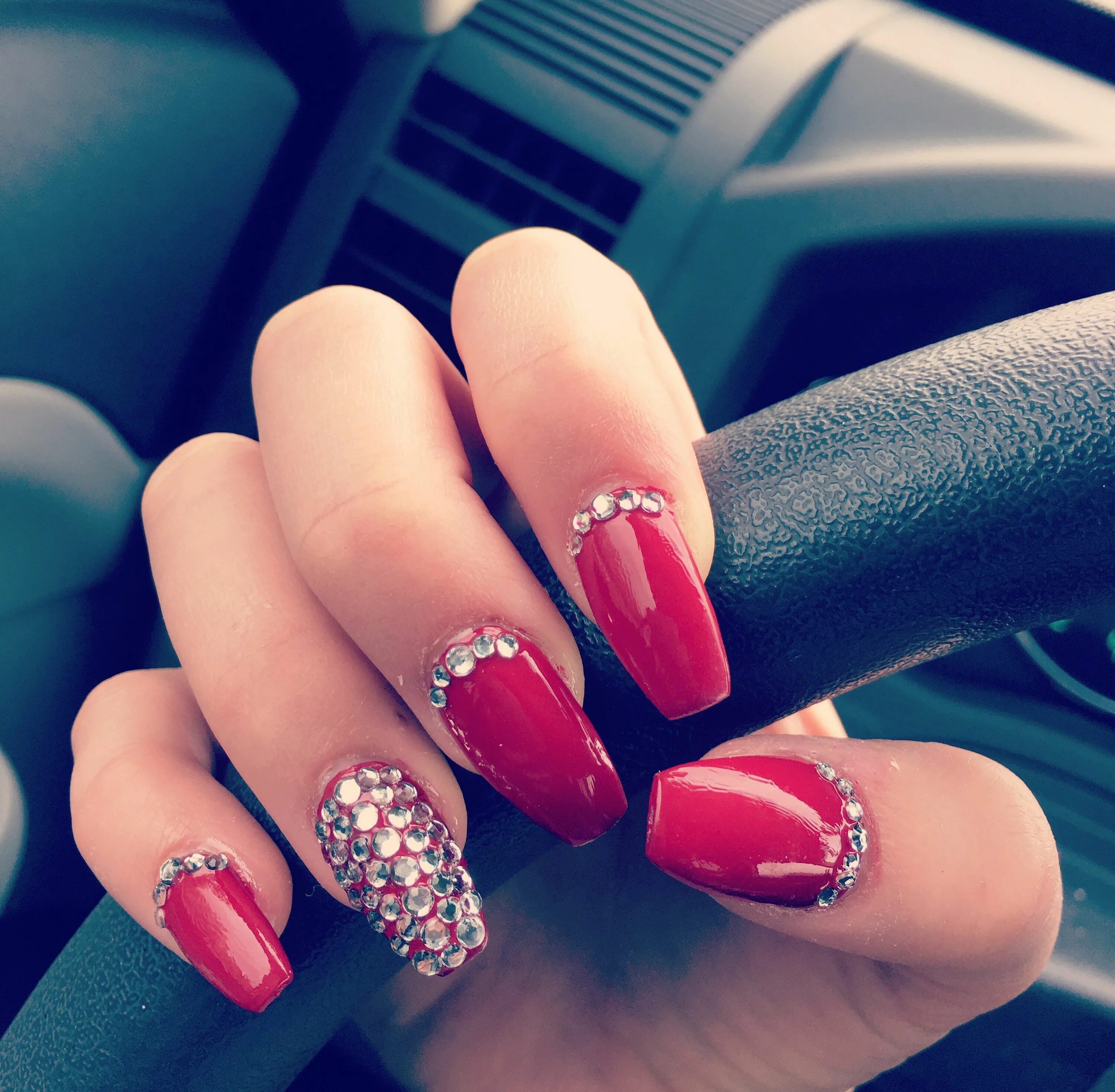 Классный красный маникюр Loving these nails. #nails #acrylic #red #rhinestones Red acrylic nails, Prom na