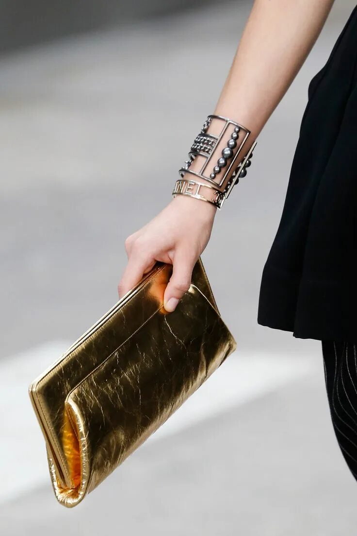 Клатч женский 2024 тренд Chanel Spring 2015 Ready-to-Wear Fashion Show