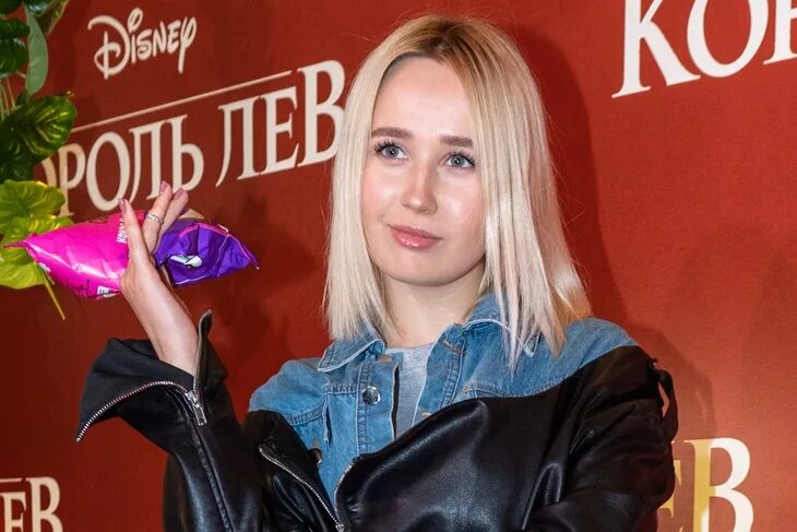Клава кока до пластики фото Сдавила свою прелесть": Клава Кока эротично прижала грудь алым лифом