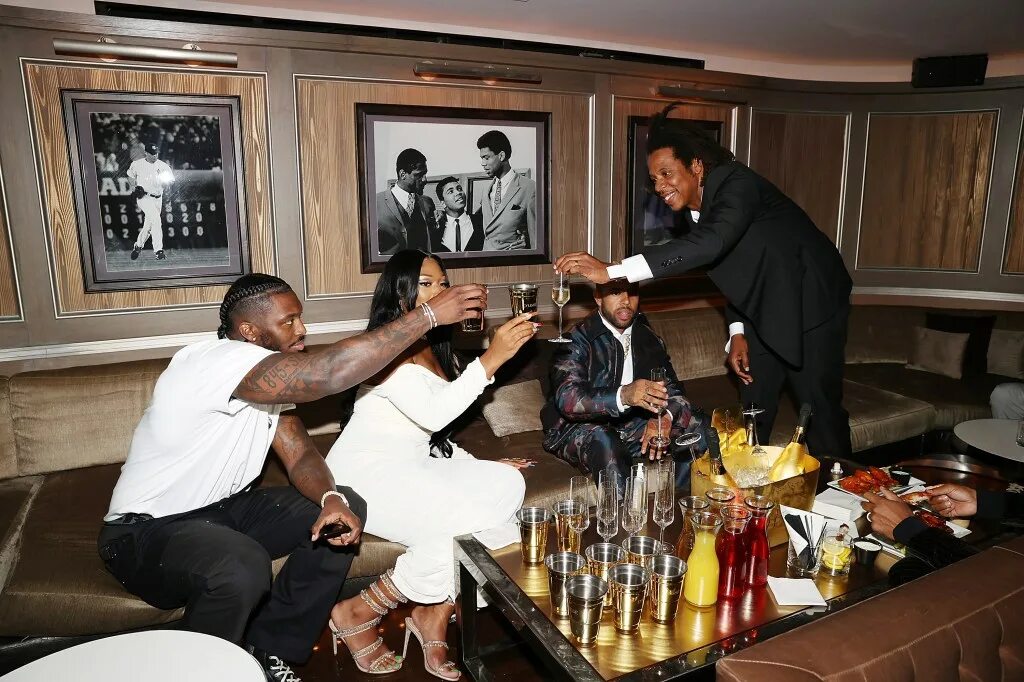 Клуб 40 фото Inside Jay-Z's 40/40 club's 20 years of bling and booze