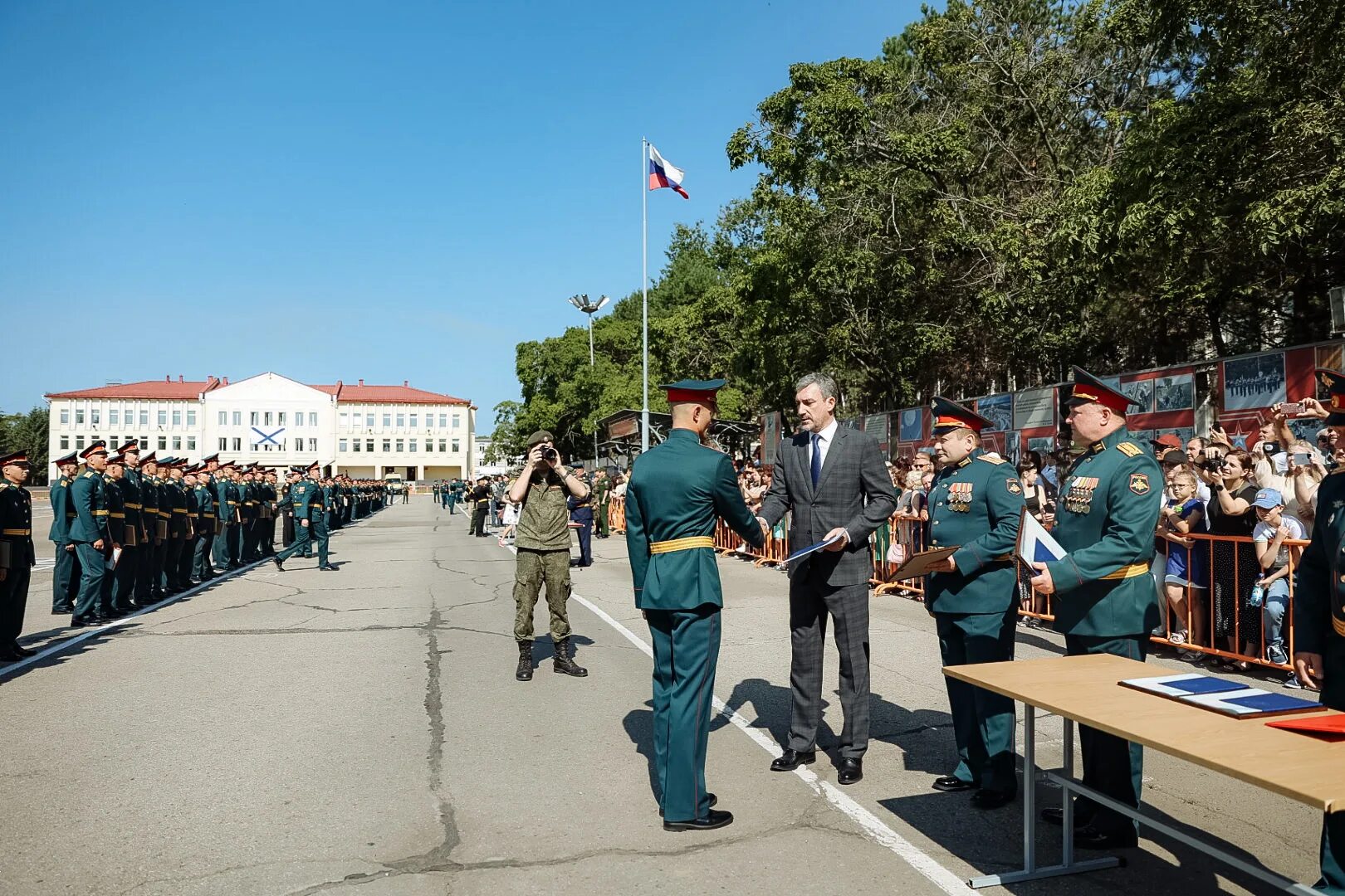 Клуб двоку фото Губернатор Василий Орлов поздравил курсантов и преподавателей ДВОКУ с 111 выпуск