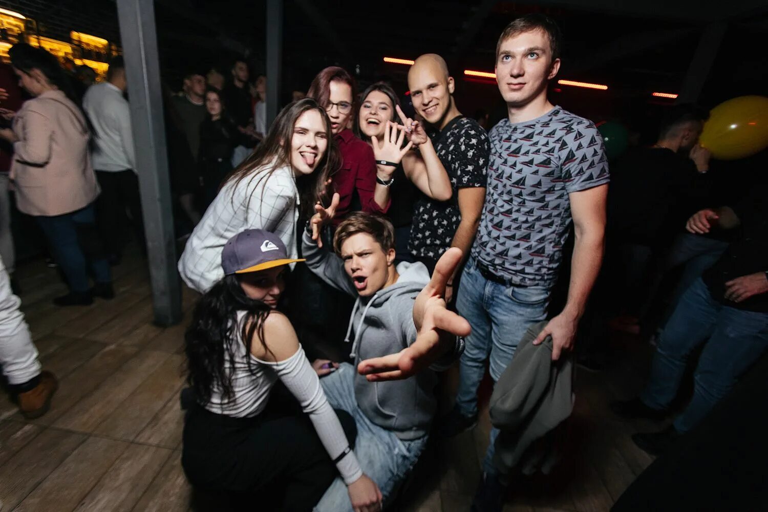 Клуб изи фото Фотоотчет: клуб IZI Club (Москва) - "СВЯZЬ " (фото) - vklybe.tv