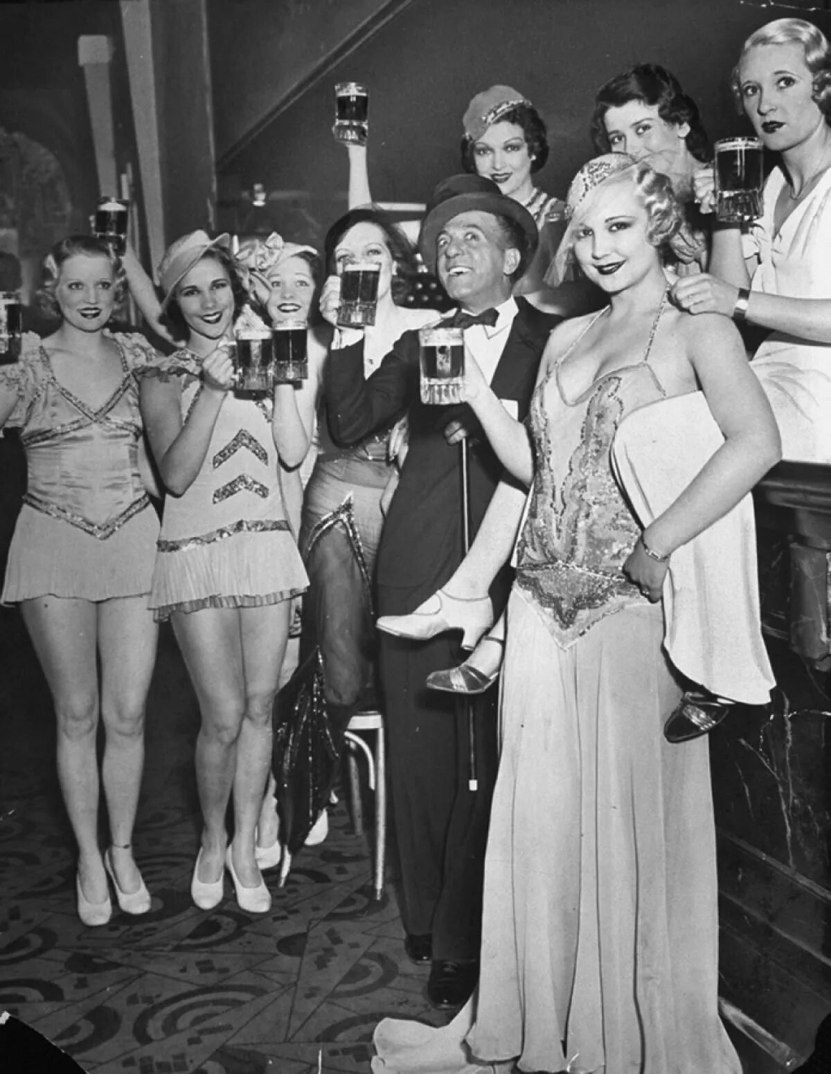 Клуб ретро фото Bottoms up! Bandleader Ted Lewis celebrates the repeal of Prohibition at the Hol