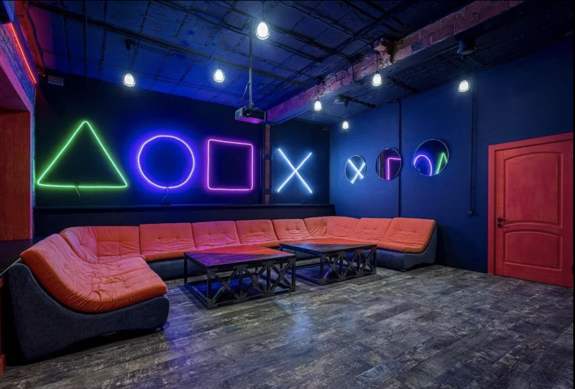 Клуб в стиле лофт Арендовать Space Loft Лофт с проектором и неоновыми фигурами у метро Бауманская 