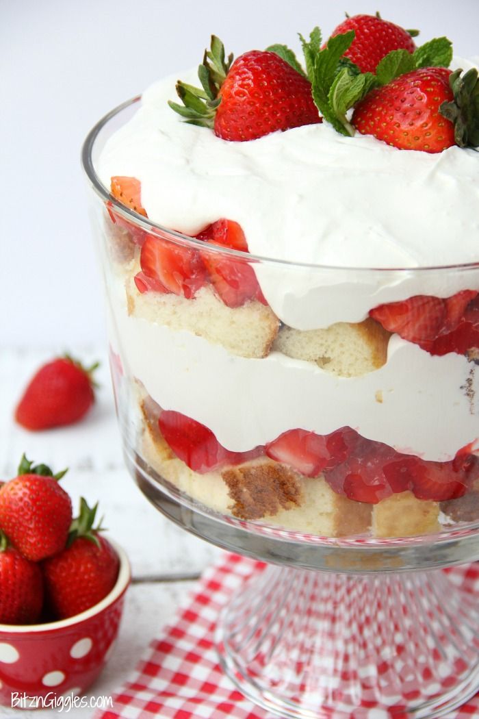 Клубника десерт фото Strawberry Shortcake Trifle Recipe Strawberry shortcake trifle, Pretty dessert, 