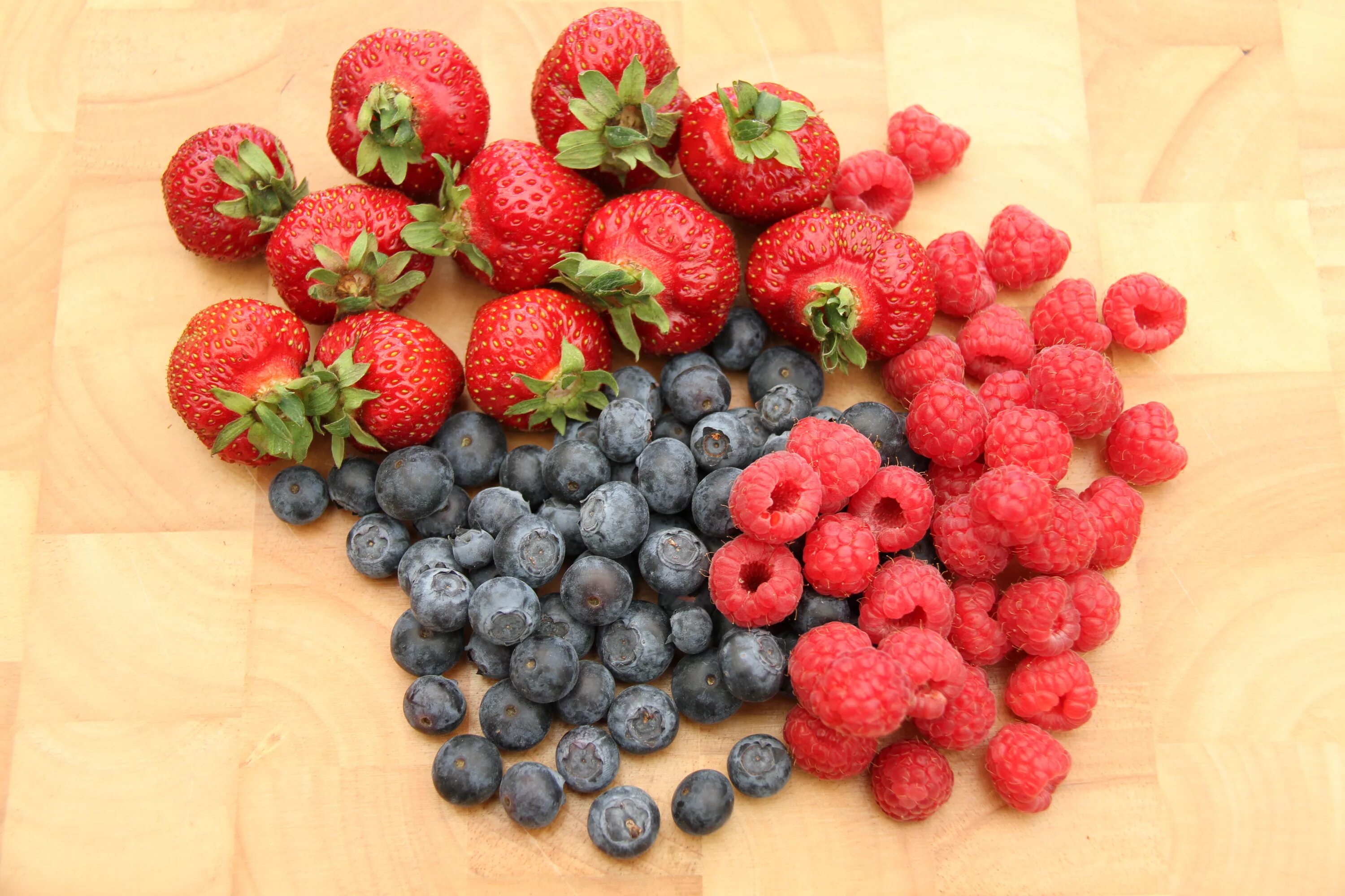 Клубника ежевика фото Wallpaper : food, fruit, strawberries, raspberries, blueberries, plant, berry, b