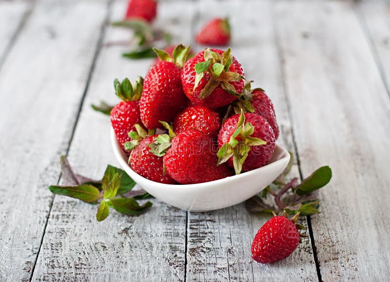 Клубника фото ягода на столе лежит Ripe Strawberries and Leaves Stock Photo - Image of antioxidant, leaf: 72819834