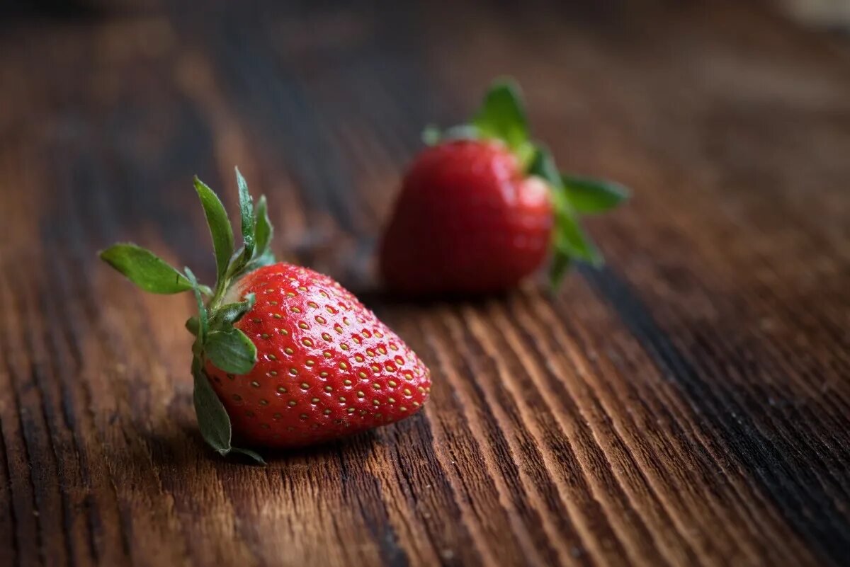 Клубника фото ягода на столе лежит Free Images : plant, sweet, ripe, food, red, produce, healthy, close, dessert, e