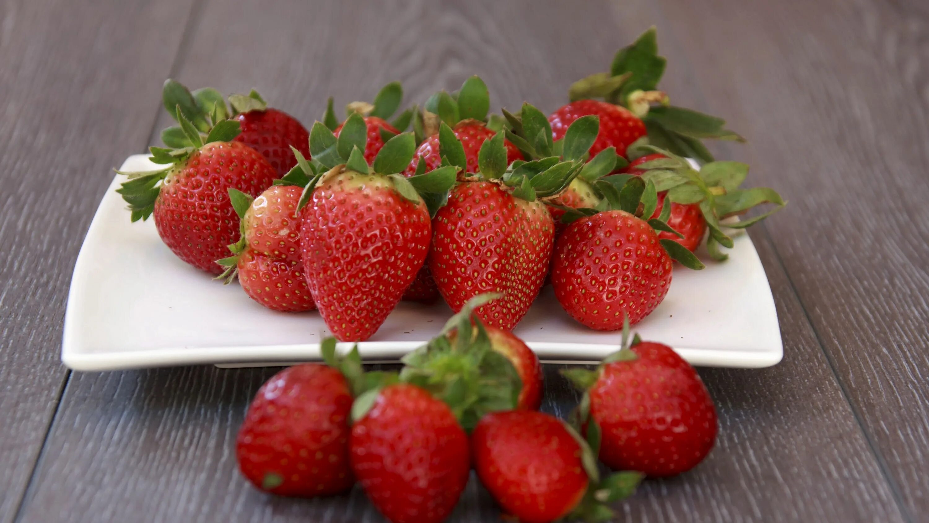 Клубника фото ягода на столе лежит Download wallpaper 3840x2160 strawberry, berry, plate, ripe 4k uhd 16:9 hd backg