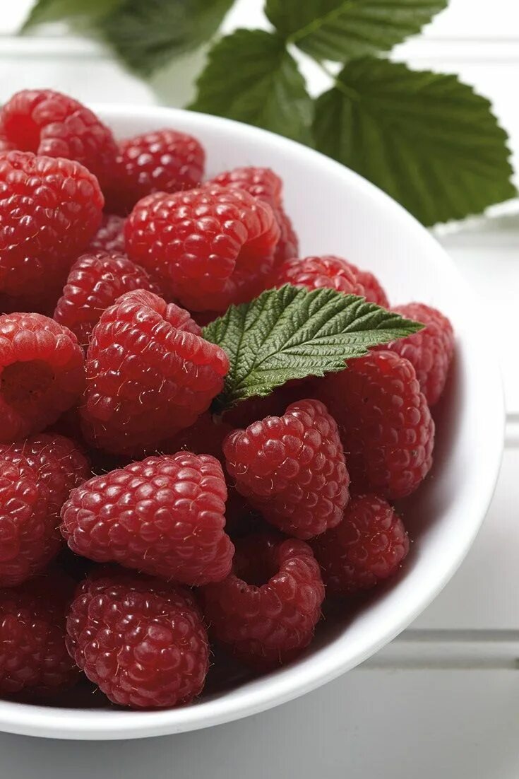 Клубника малина ягода фото Fresh raspberries are an excellent source of vitamin C, providing more than 40 p