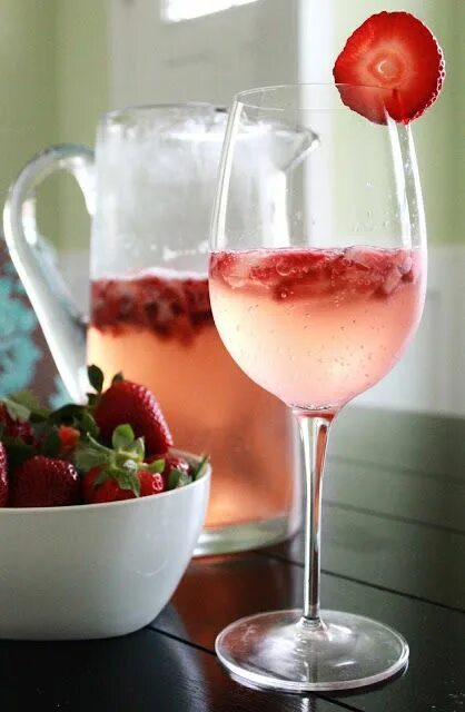 Клубника с вином фото Cooper & Chloe: Strawberry White Wine Spritzer. Made 8/2013 - yum! But Mikey did