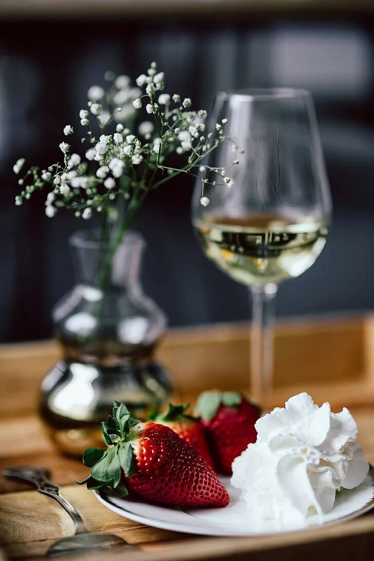 Клубника с вином фото Royalty-Free photo: Strawberries with cream and glass of white wine on wooden tr