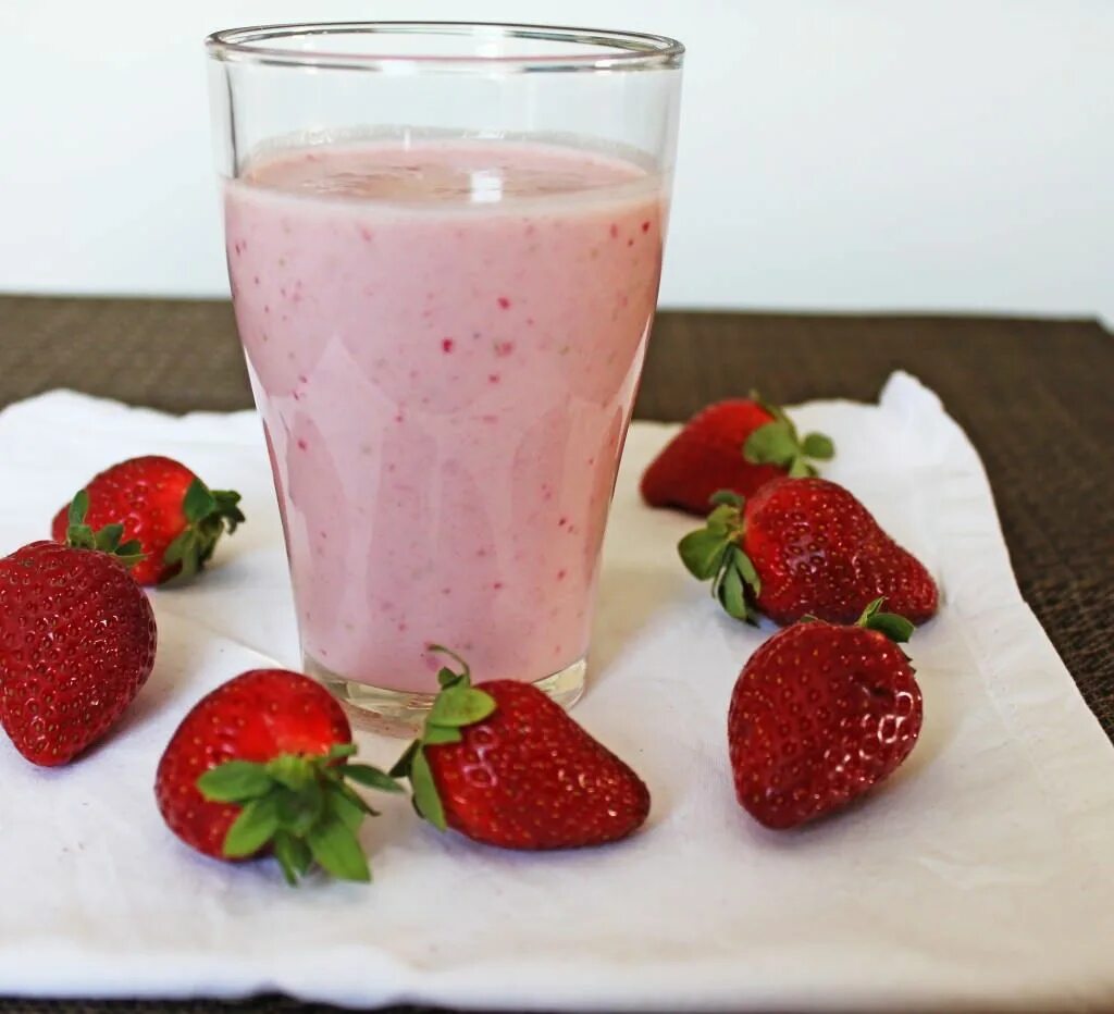 Клубника смузи фото Strawberry Smoothies Days To Fitness Strawberry smoothie, Smoothie recipes straw