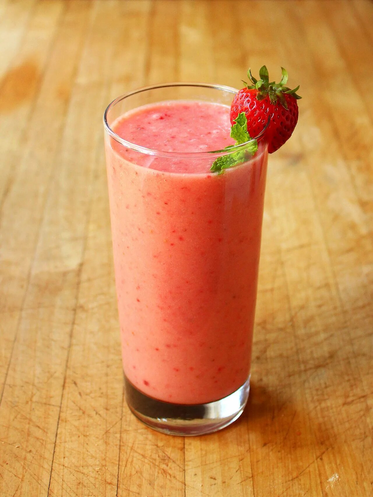 Клубника смузи фото Delicious Coconut Strawberry Pineapple Smoothie