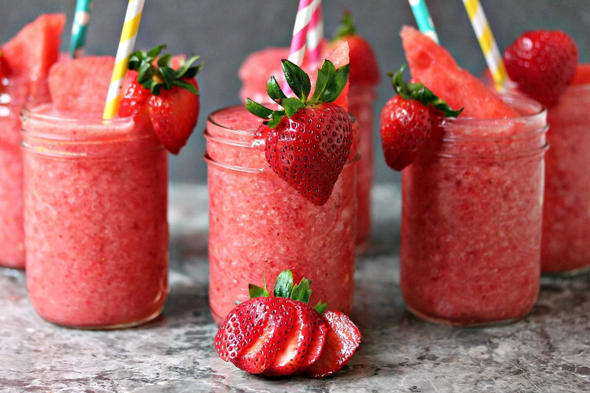 Клубника смузи фото Boozy Strawberry Watermelon Slushies Strawberry watermelon, Strawberry slush, St