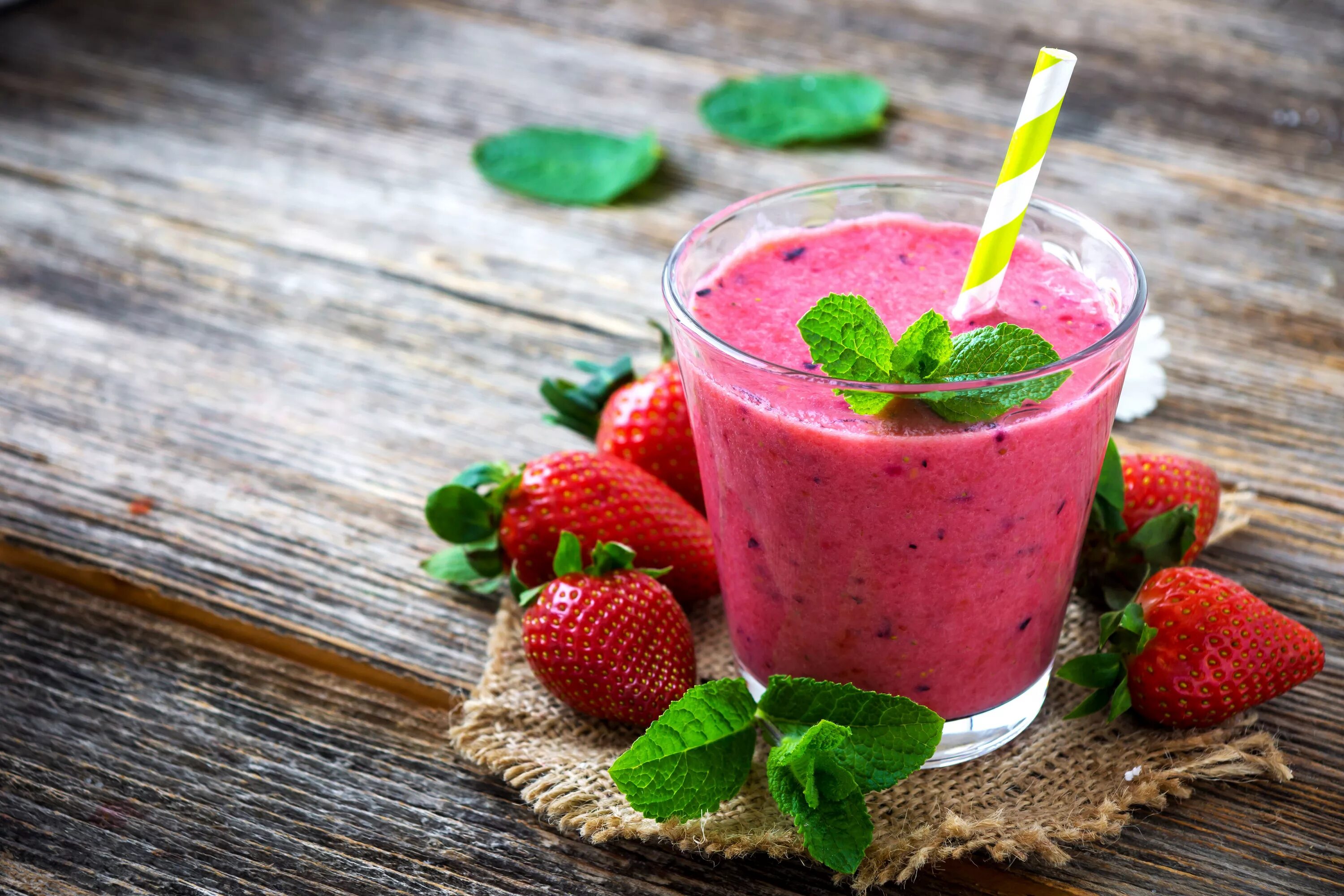 Клубника смузи фото Berry Cherry Orange Smoothie - PROFI Strawberry smoothie, Popular smoothie recip