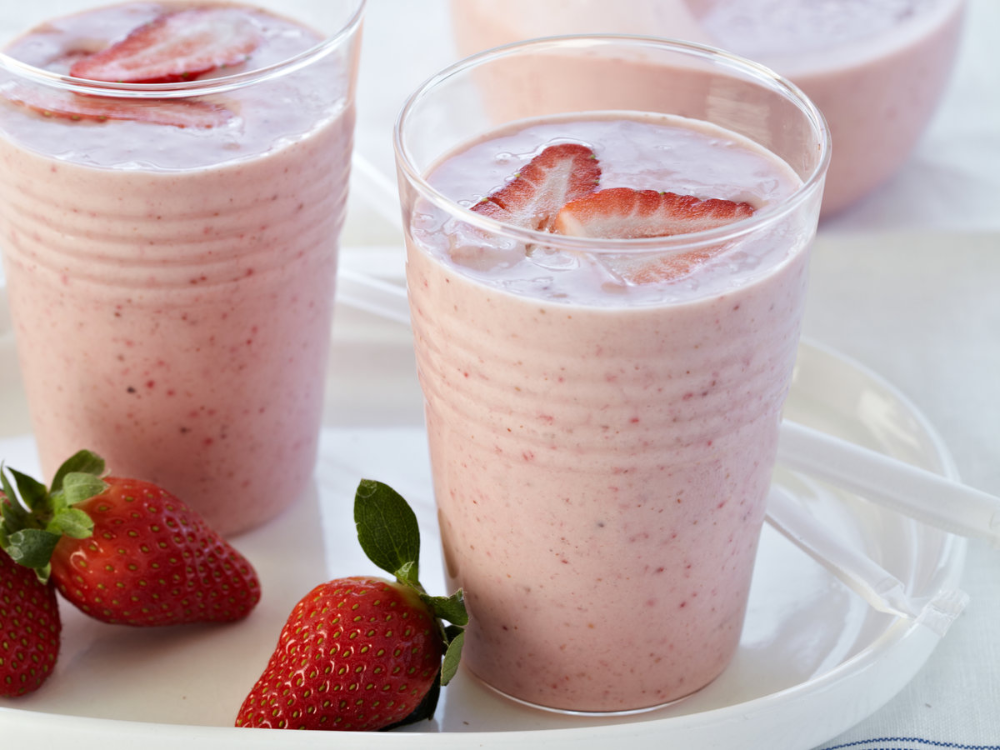 Клубника смузи фото Strawberry, Banana and Almond Butter Smoothie Recipe Recipe Banana smoothie reci
