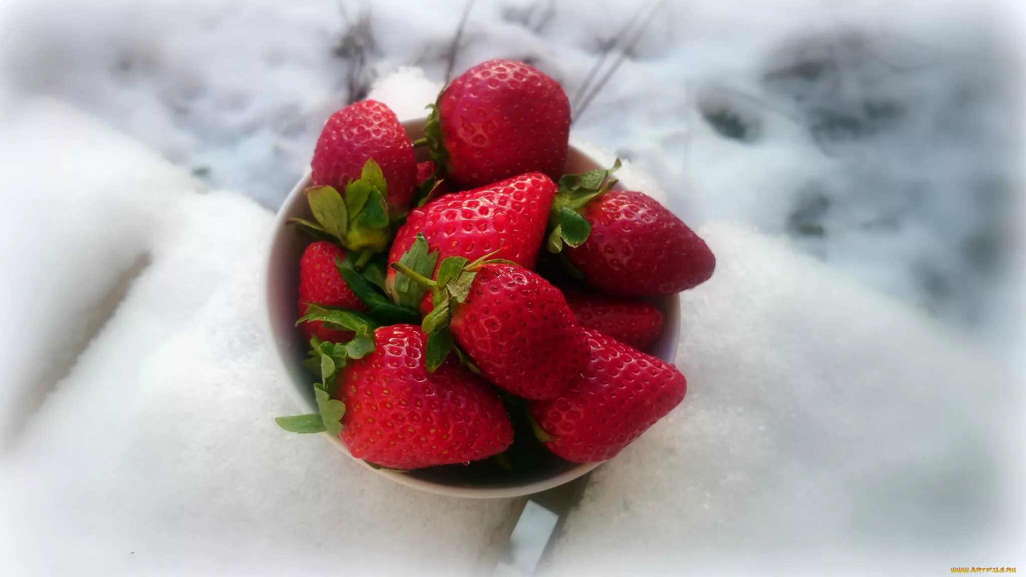 Клубника зимой фото Обои Еда Клубника, земляника, обои для рабочего стола, фотографии еда, клубника,