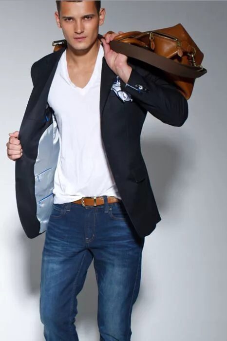 Клубный стиль одежды мужской Men's Black Blazer, White V-neck T-shirt, Blue Jeans, Brown Leather Holdall Mens