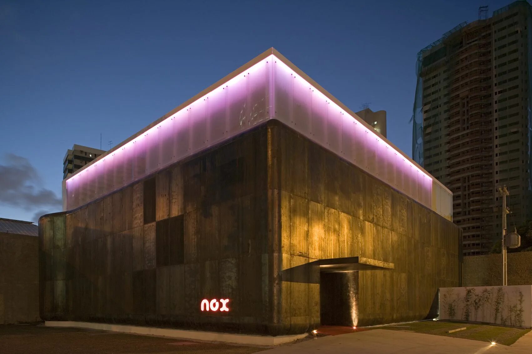 Клубы фото снаружи Club NOX in Recife, Brazil Nightclub design, Building design, Architecture