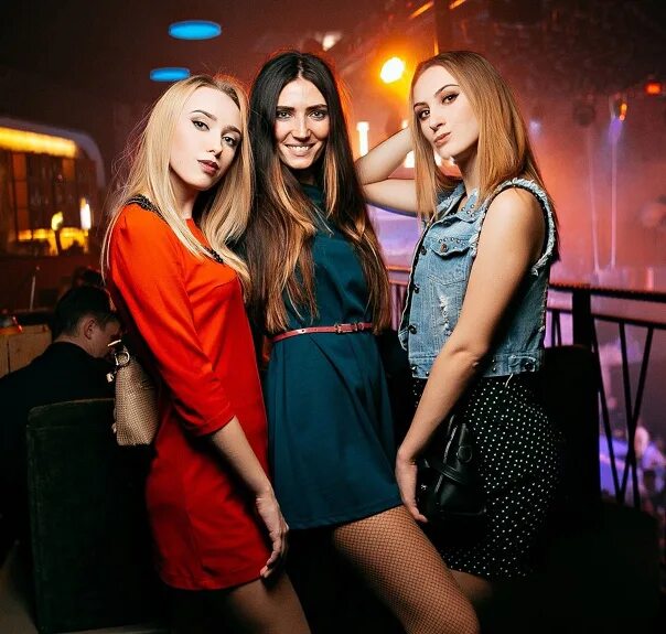 Клубы воронежа фото В воронежском клубе доски толпа парней