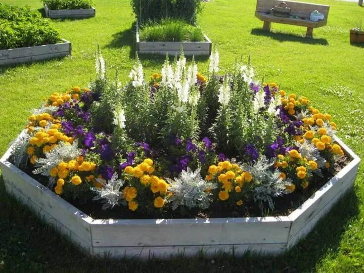 Клумба фото Planting Your Flower Beds Small flower gardens, Annual flower beds, Flower garde