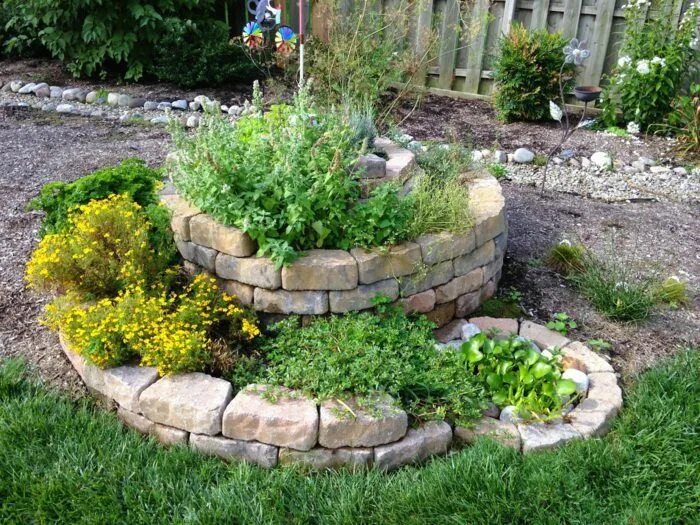 Клумба горка фото How to Build a Spiral Herb Garden Spiral Garden Design, Plants and Plans Spiral 