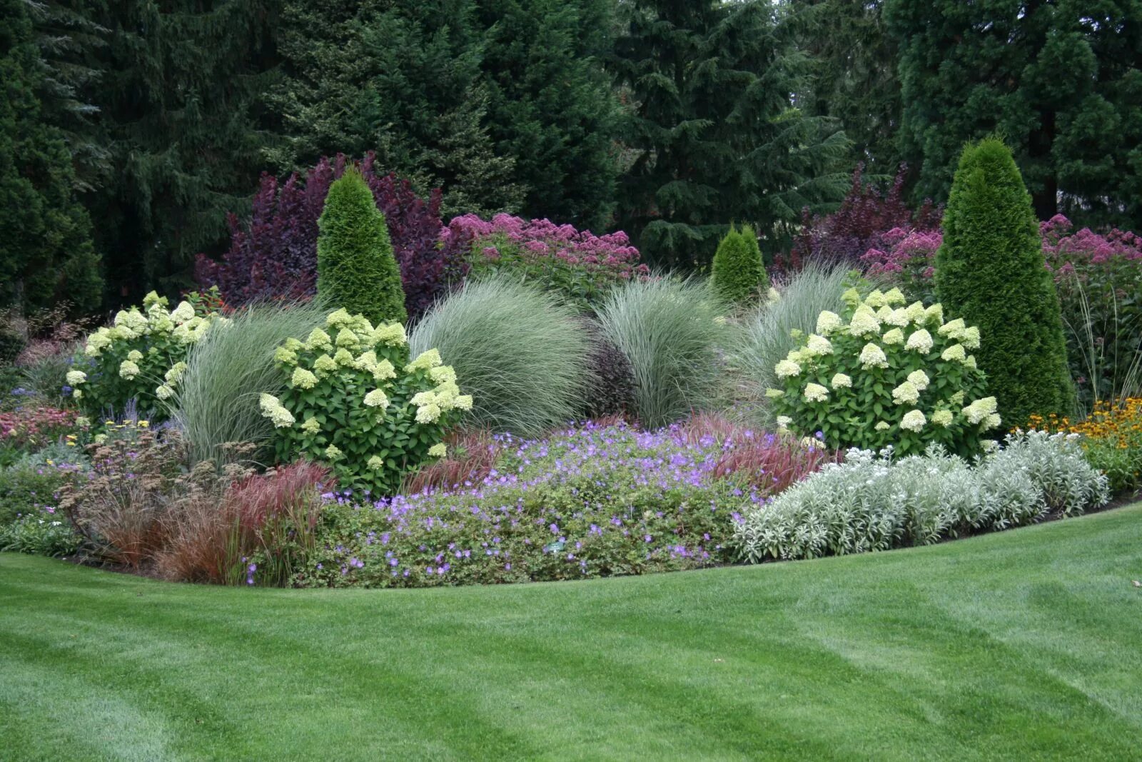 Клумба из хвойных и кустарников фото Pin on Tuinen Garden landscape design, Front lawn landscaping, Outdoor gardens d