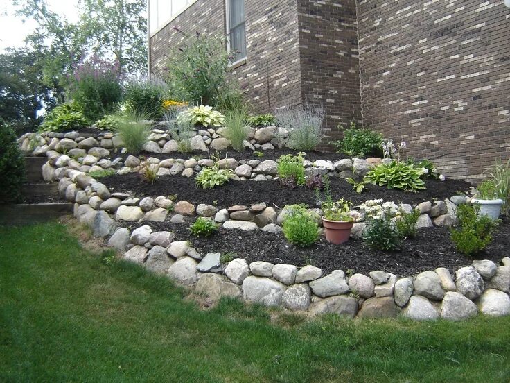 Клумба из природного камня фото Pin by Ly Lam on cour Landscaping retaining walls, Sloped backyard landscaping, 