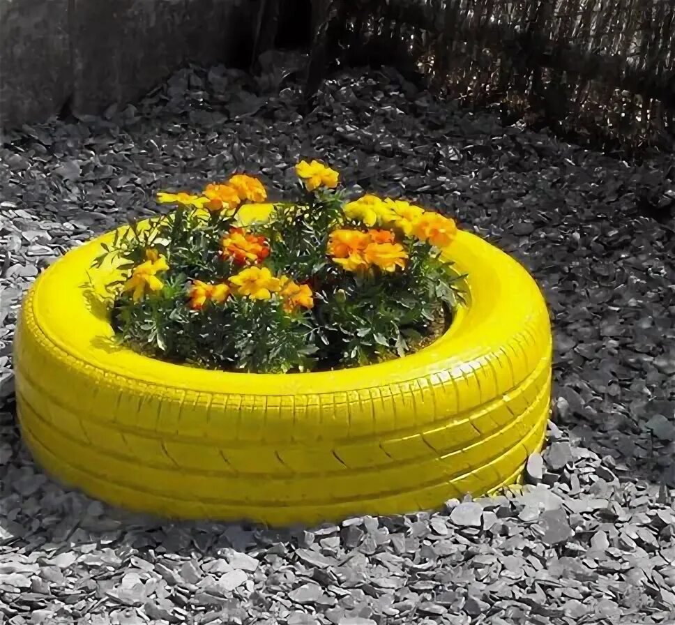 Клумба из шин фото Vegetable garden planner, Small backyard landscaping, Backyard landscaping