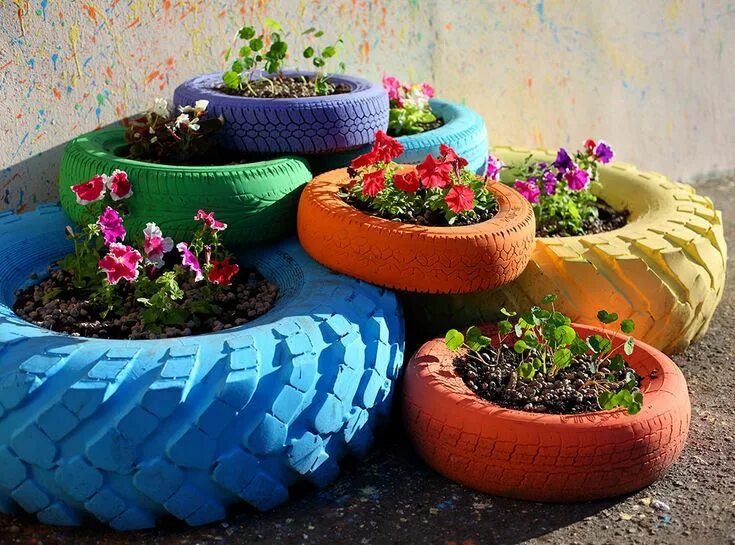 Клумба из шин фото Cheap DIY Raised Garden Beds: 15 Easy Ideas Building a raised garden, Tire garde