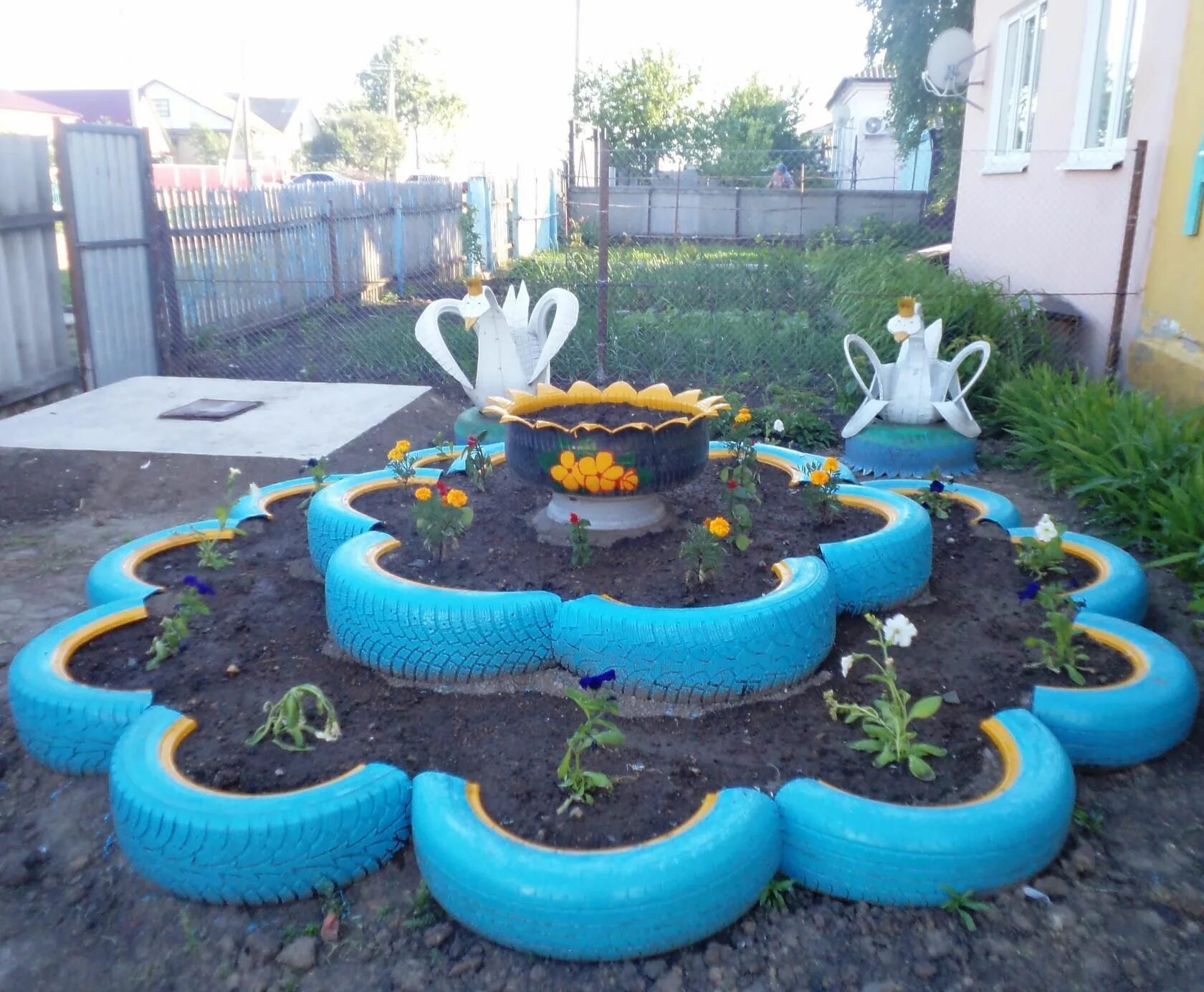 Клумба из шин фото Double stacked tire flower gardening bed Container garden design, Tire garden, C