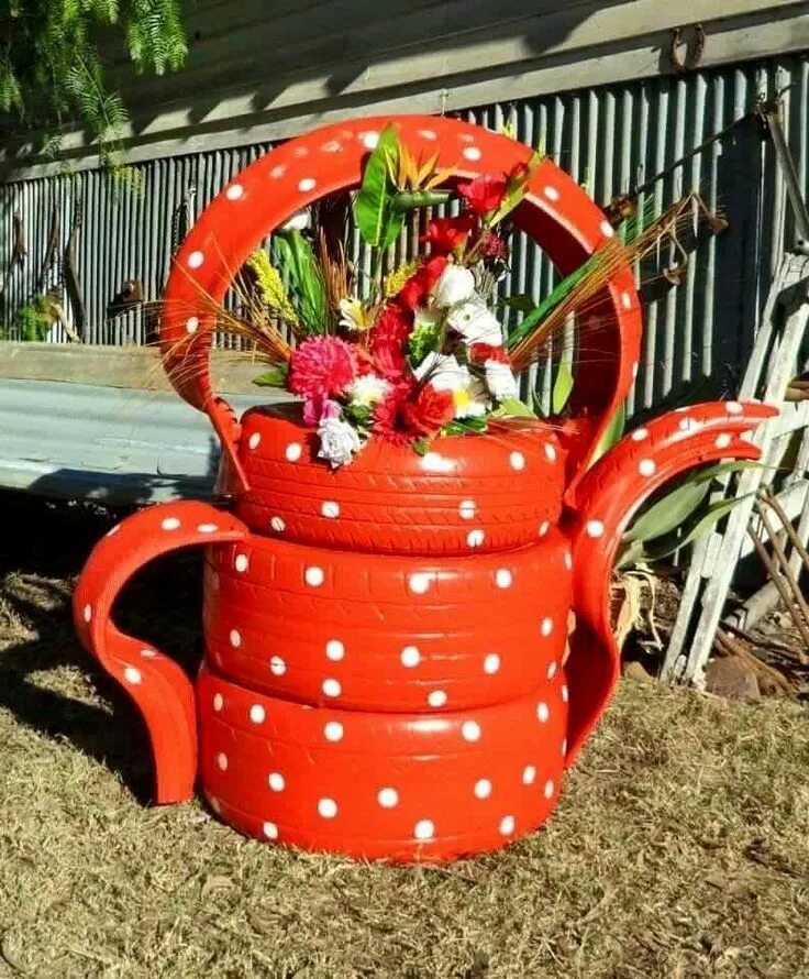 Клумба из шин фото под цветы Red teapot Plantadores de pneus, Artesanato com pneus, Jardim diy