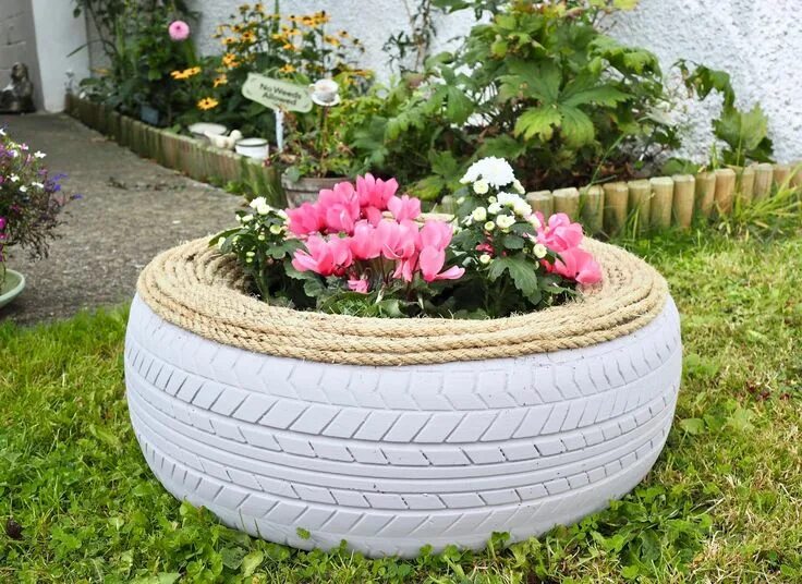 Клумба из шин фото под цветы DIY tyre planter Autoreifen garten, Diy garten, Pflanzenkübel für den garten