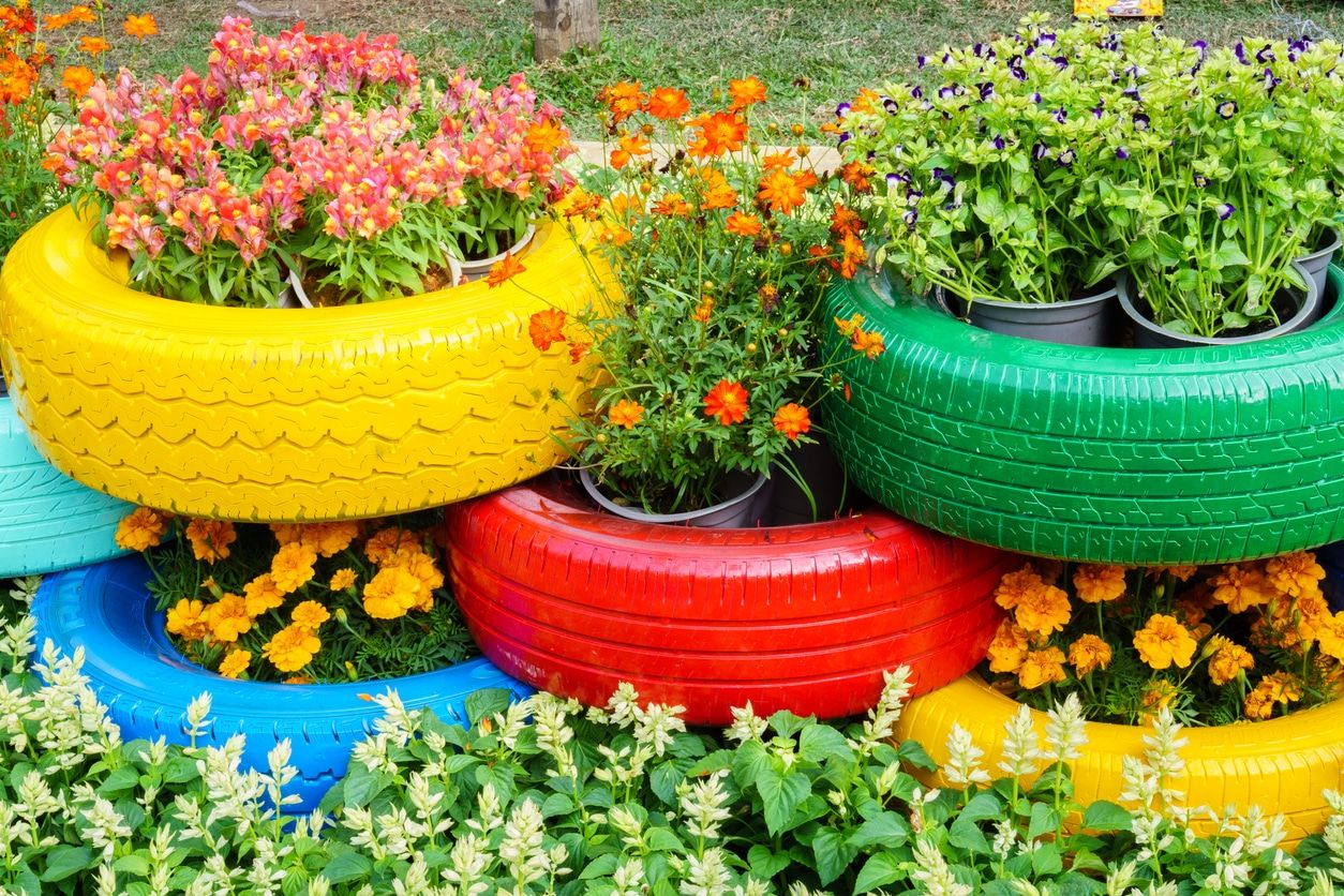 Клумба из шин своими руками фото Jardin original : 5 idées pour un jardin pas comme les autres ! Small garden des