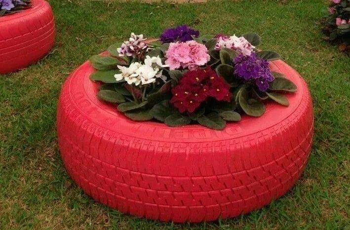Клумба из шин своими руками фото Old tire painted red and filled with flowers Garden decor projects, Tire garden,