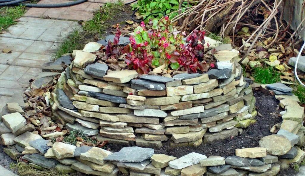 Клумба каскадная с камня своими руками фото 50 DIY Stone flower beds and rock gardens that will boost your garden My desired